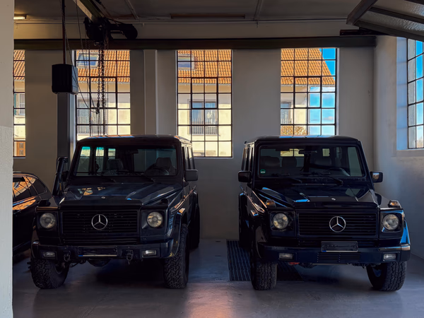 Deux Mercedes Classe G lors du montage de la galerie de toit